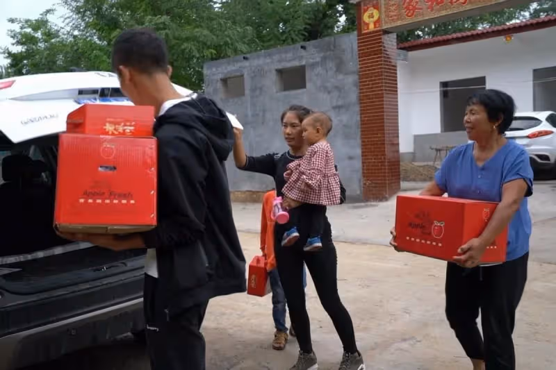 經常買禮物回娘家！以為是孝敬爸媽「沒想到全進弟媳的口袋」，被她拿回娘家借花獻佛， 我不想讓她再佔便宜，這次假期「我空手回家」媽媽突然把我叫進廚房…