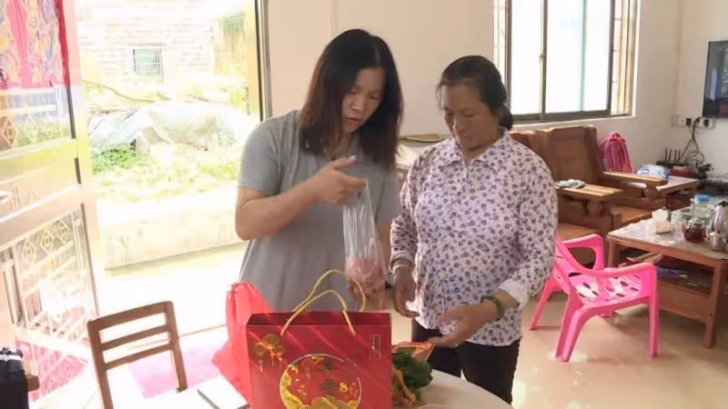 經常買禮物回娘家！以為是孝敬爸媽「沒想到全進弟媳的口袋」，被她拿回娘家借花獻佛， 我不想讓她再佔便宜，這次假期「我空手回家」媽媽突然把我叫進廚房…