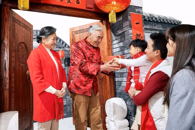 經常買禮物回娘家！以為是孝敬爸媽「沒想到全進弟媳的口袋」，被她拿回娘家借花獻佛， 我不想讓她再佔便宜，這次假期「我空手回家」媽媽突然把我叫進廚房…