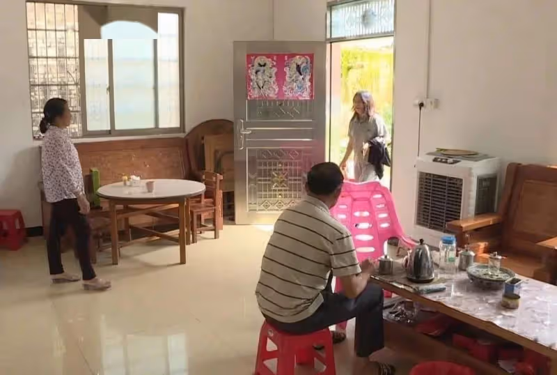 經常買禮物回娘家！以為是孝敬爸媽「沒想到全進弟媳的口袋」，被她拿回娘家借花獻佛， 我不想讓她再佔便宜，這次假期「我空手回家」媽媽突然把我叫進廚房…