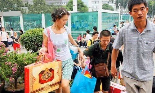 經常買禮物回娘家！以為是孝敬爸媽「沒想到全進弟媳的口袋」，被她拿回娘家借花獻佛， 我不想讓她再佔便宜，這次假期「我空手回家」媽媽突然把我叫進廚房…