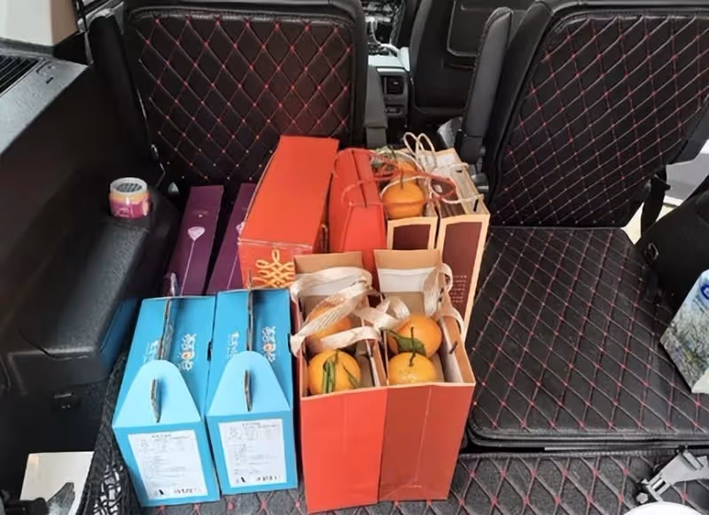 經常買禮物回娘家！以為是孝敬爸媽「沒想到全進弟媳的口袋」，被她拿回娘家借花獻佛， 我不想讓她再佔便宜，這次假期「我空手回家」媽媽突然把我叫進廚房…