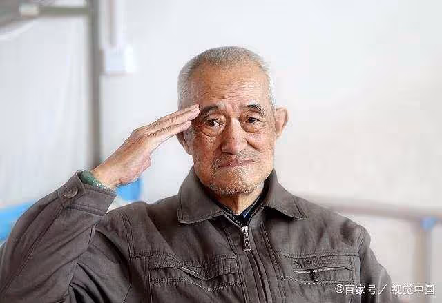 拾荒老人撿到3萬送警局，失主到場後「卻說少了2萬」！老人無奈下「只好掀起上衣」，失主便羞愧低頭了…