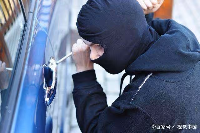 拾荒老人撿到3萬送警局，失主到場後「卻說少了2萬」！老人無奈下「只好掀起上衣」，失主便羞愧低頭了…
