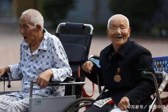 拾荒老人撿到3萬送警局，失主到場後「卻說少了2萬」！老人無奈下「只好掀起上衣」，失主便羞愧低頭了…