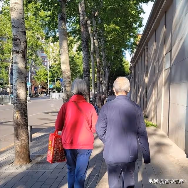 我和老公婚前就說好頂客，42歲時我卻「被診斷出肺癌末期」只剩6個月…親弟一家連夜趕來：「姊，反正妳沒生小孩，財產都留給我們吧！」 # 下秒老公開口了
