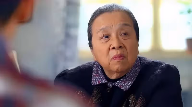 之前過年時發紅包！我給「孫女5千、外孫5萬」兒媳摔門就離開！ 如今我住院「打10個電話給兒媳都不接」我覺得她太小題大做了，隨口「向兒子抱怨一句話」他頭也不回走了…