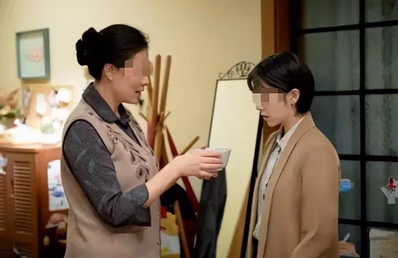 之前過年時發紅包！我給「孫女5千、外孫5萬」兒媳摔門就離開！ 如今我住院「打10個電話給兒媳都不接」我覺得她太小題大做了，隨口「向兒子抱怨一句話」他頭也不回走了…