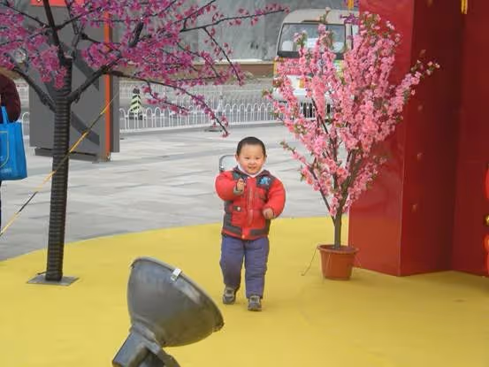 前幾天去餐廳吃飯，孩子不小心摔碎盤子，老闆竟「要求5000元賠償」，我當下笑著賠錢，隔天「餐廳倒閉了」