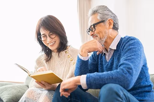 我們夫妻退休來一場說走就走的旅行，這一去就是3年、花了255萬，每天盡情享受生活，最近結束行程，當我回家一打開家門「牆上照片全消失」，還被對方問：你們是誰？