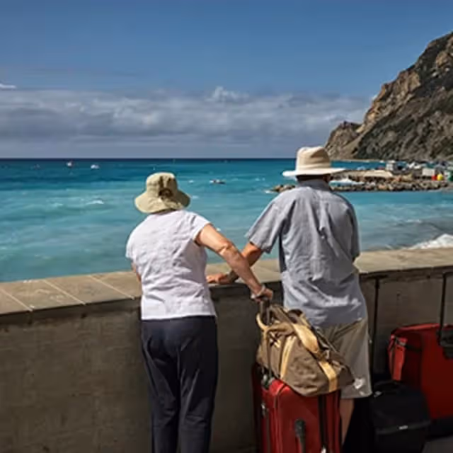 我們夫妻退休來一場說走就走的旅行，這一去就是3年、花了255萬，每天盡情享受生活，最近結束行程，當我回家一打開家門「牆上照片全消失」，還被對方問：你們是誰？