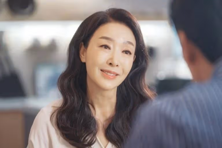 爸爸離開後，繼母賴在家裡不走、還改造房子，我把親媽接回住，她卻主張「你們可以在這住，但房子是我的」…沒多久報應來了