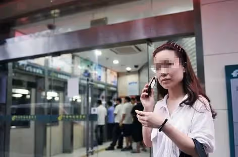 母親走後，父親娶了繼母，她一直待我如親生，結婚時「大方給200萬現金」當嫁妝。前陣子「她重病住院」我才打算動那筆錢，一看「ATM畫面」慌忙打給老公：怎麼會這樣～