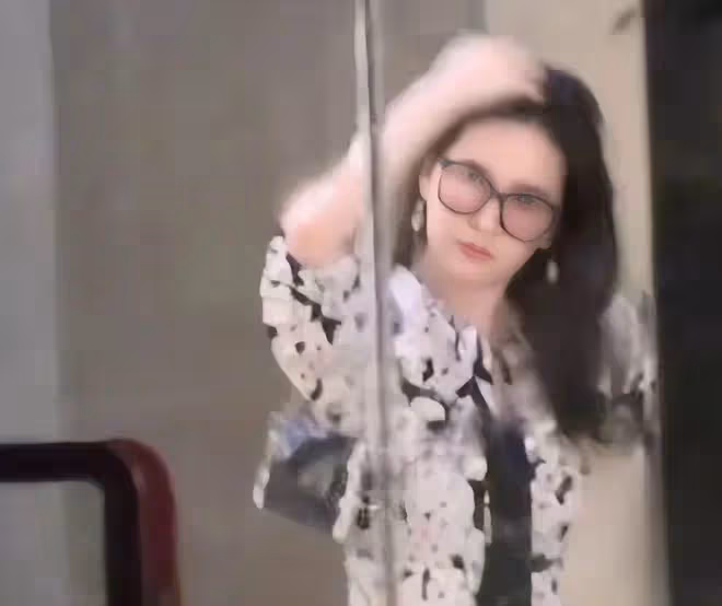 劉亦菲與乾爹熱聊被拍,女方捂嘴大笑,兩人互動自然毫不避嫌