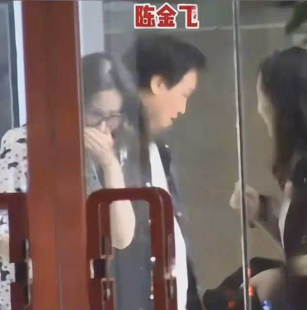 劉亦菲與乾爹熱聊被拍,女方捂嘴大笑,兩人互動自然毫不避嫌