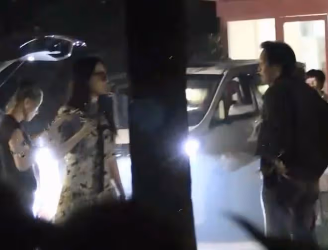劉亦菲與乾爹熱聊被拍,女方捂嘴大笑,兩人互動自然毫不避嫌