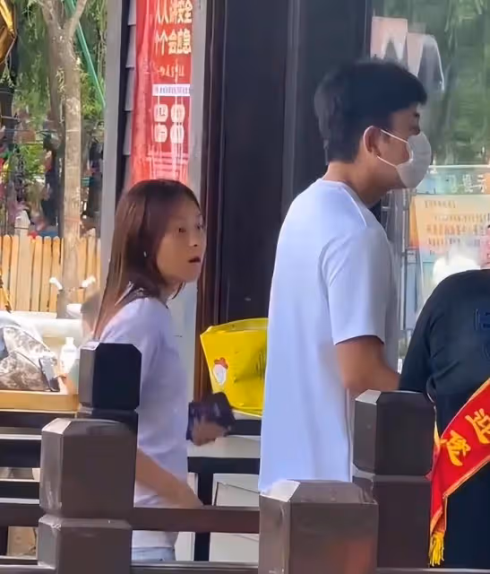 賈乃亮帶甜馨逛公園，甜馨曬得黝黑，一直禮貌向大家打招呼