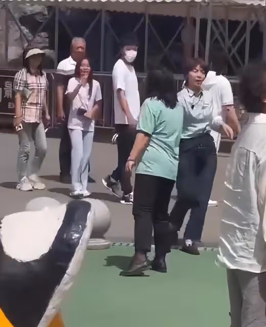 賈乃亮帶甜馨逛公園，甜馨曬得黝黑，一直禮貌向大家打招呼