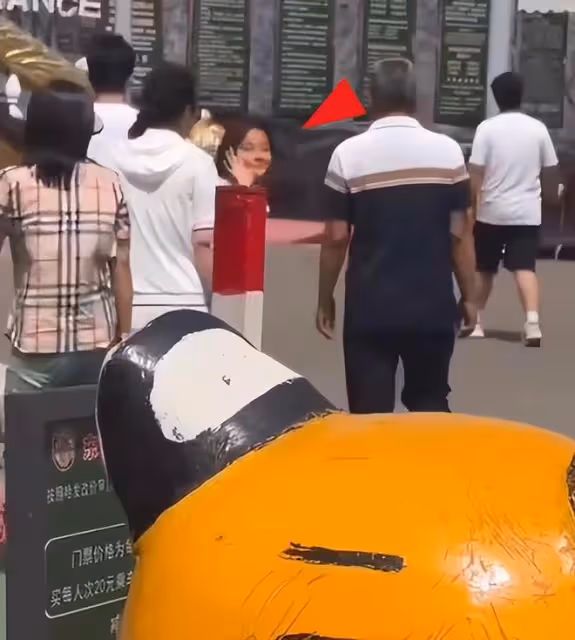 賈乃亮帶甜馨逛公園，甜馨曬得黝黑，一直禮貌向大家打招呼