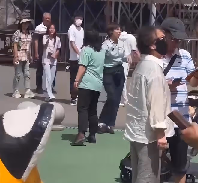 賈乃亮帶甜馨逛公園，甜馨曬得黝黑，一直禮貌向大家打招呼