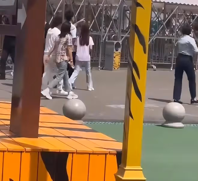 賈乃亮帶甜馨逛公園，甜馨曬得黝黑，一直禮貌向大家打招呼