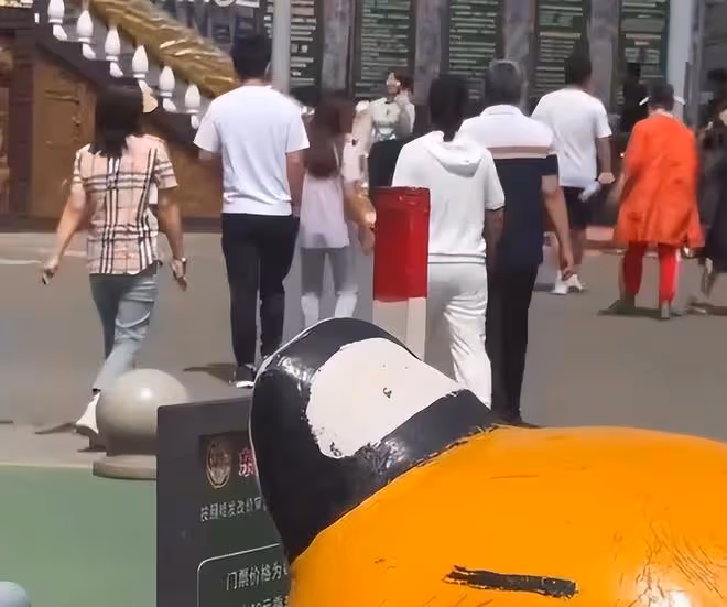 賈乃亮帶甜馨逛公園，甜馨曬得黝黑，一直禮貌向大家打招呼