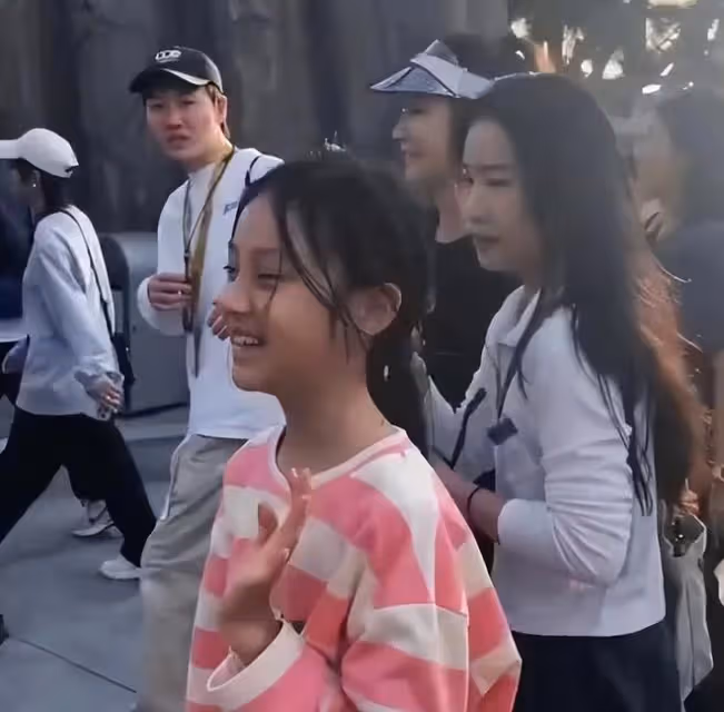 賈乃亮帶甜馨逛公園，甜馨曬得黝黑，一直禮貌向大家打招呼