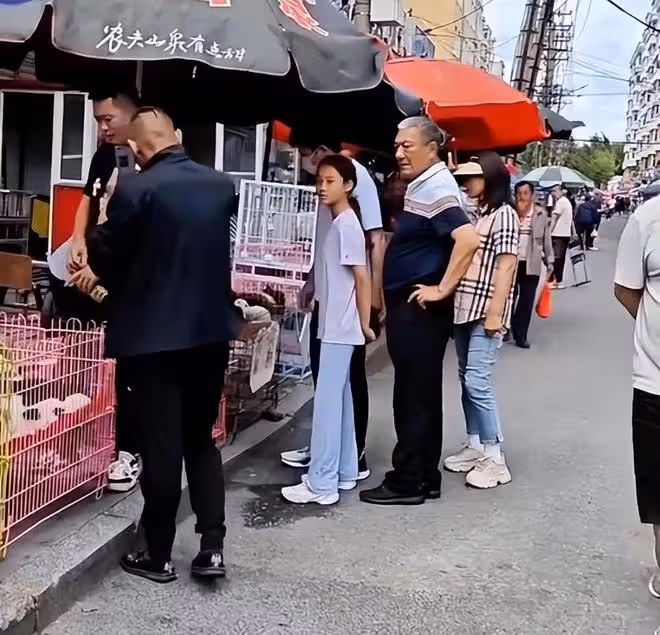 賈乃亮帶甜馨逛公園,甜馨曬得黝黑,一直禮貌向大家打招呼