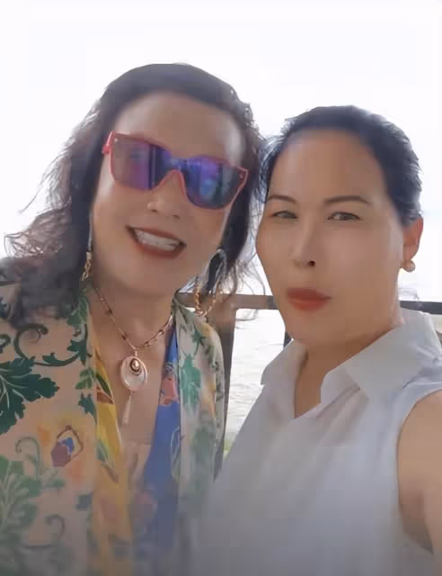 汪小菲送孩子回台北,給保姆安排頭等艙,蘭姐合影表達感謝