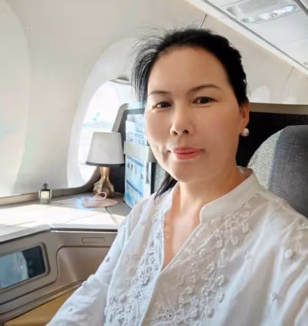 汪小菲送孩子回台北,給保姆安排頭等艙,蘭姐合影表達感謝