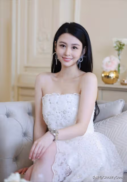 22歲沈月棄入圈接手時裝王國,美貌不輸媽媽邱淑貞!