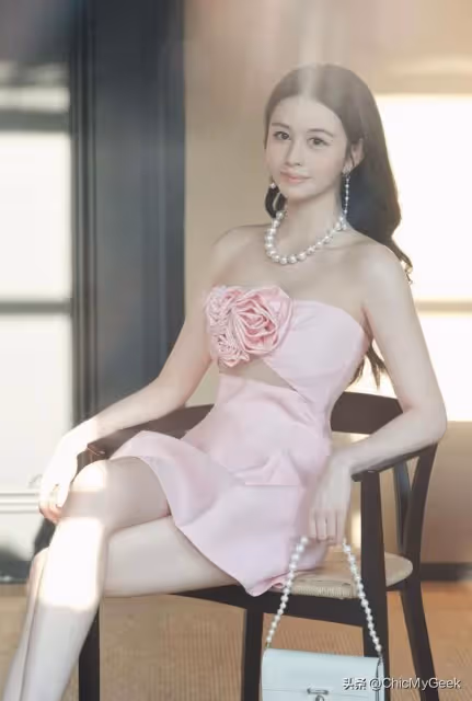 22歲沈月棄入圈接手時裝王國,美貌不輸媽媽邱淑貞!