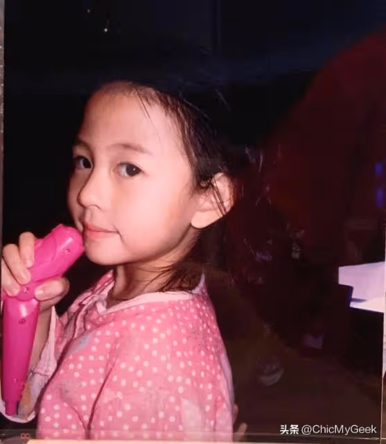 22歲沈月棄入圈接手時裝王國,美貌不輸媽媽邱淑貞!