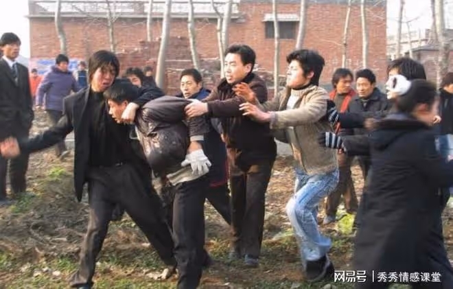 女子被綁到深山嫁人,30 年後兒子考上大學,她連夜衝出家門
