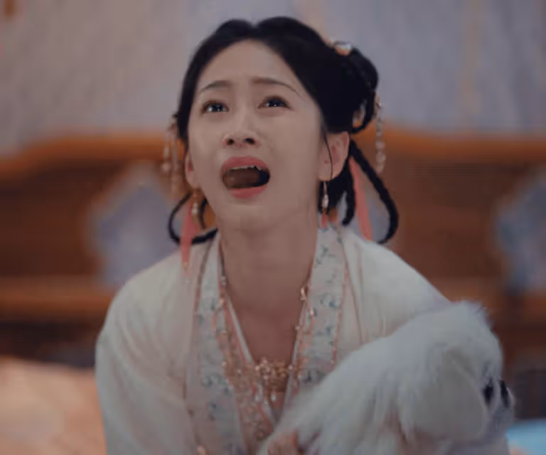 《巴啦啦小魔仙》嚴莉莉回歸!劉美含cos嚴莉莉,依舊很漂亮