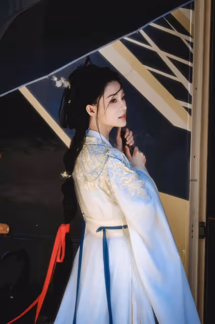 李沁《綰心記》路透好美,素雅錦裙,端莊清麗,風姿綽約