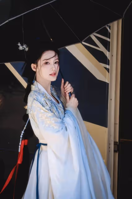 李沁《綰心記》路透好美,素雅錦裙,端莊清麗,風姿綽約