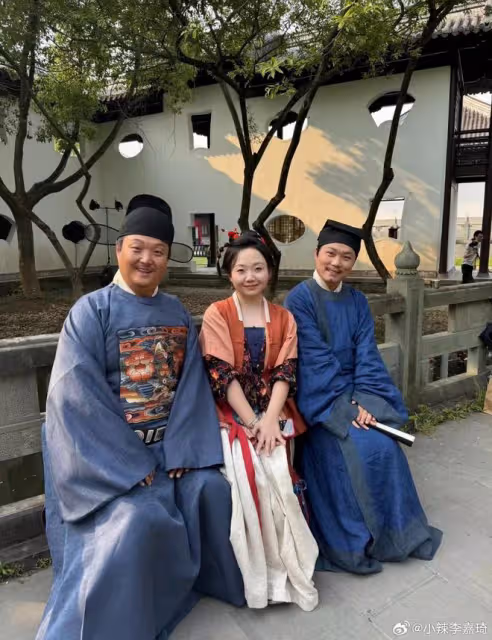 李嘉琦髮長文告別《芬芳喜事》,曬與劇組人員合照,期待早日播出