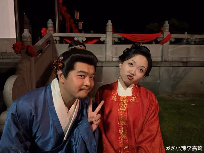 李嘉琦髮長文告別《芬芳喜事》,曬與劇組人員合照,期待早日播出