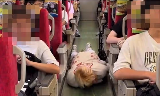 台中網紅在台鐵車廂內如喪屍爬行！嚇乘客上新聞爽喊「全世界認識我」