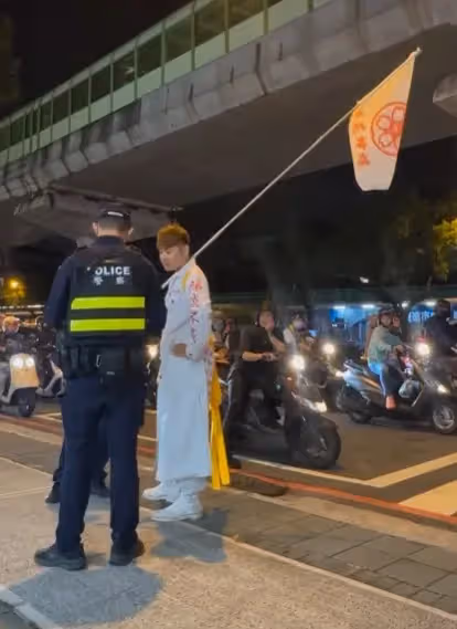 台中網紅在台鐵車廂內如喪屍爬行！嚇乘客上新聞爽喊「全世界認識我」