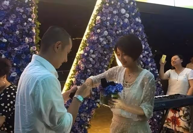馬伊琍當年的「雙殺」太狠!42歲姚笛現身聚會,滿臉疲態合照怯場