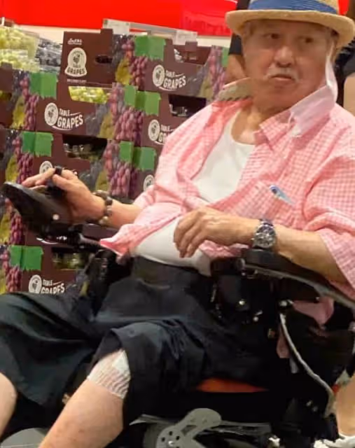 72歲洪金寶：坐輪椅去深圳買菜，晚年患糖尿病，身家過億妻子美艷