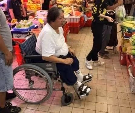 72歲洪金寶：坐輪椅去深圳買菜，晚年患糖尿病，身家過億妻子美艷