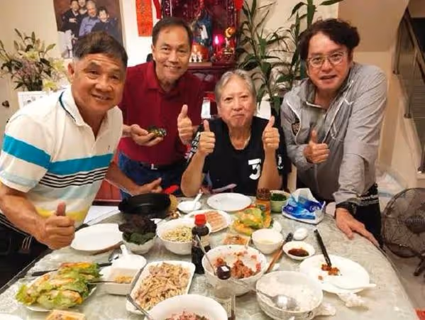 72歲洪金寶：坐輪椅去深圳買菜，晚年患糖尿病，身家過億妻子美艷