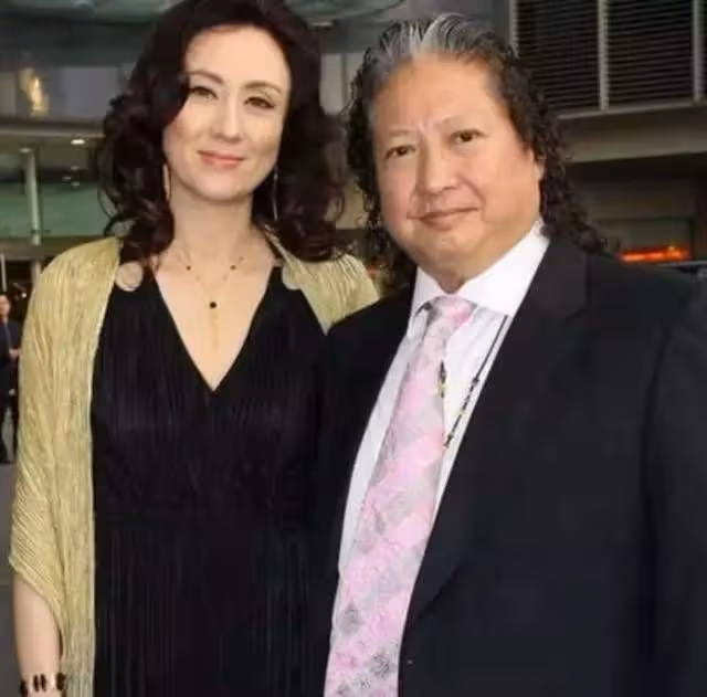 72歲洪金寶：坐輪椅去深圳買菜，晚年患糖尿病，身家過億妻子美艷