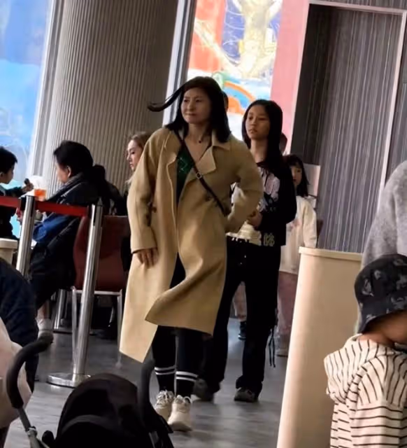 甜馨維護爸媽懟網友，可見李小璐和賈乃亮教育女兒的成功