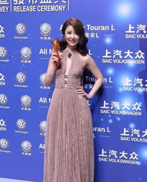 林心如時尚穿搭：二分裙搭配絲襪，微卷鎖骨發盡顯性感魅力