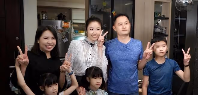 林心如時尚穿搭：二分裙搭配絲襪，微卷鎖骨發盡顯性感魅力