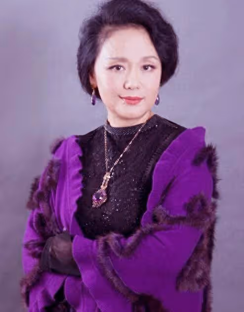 69 歲潘虹老師親身示範：白髮不染穿衣不花，才更高級時髦